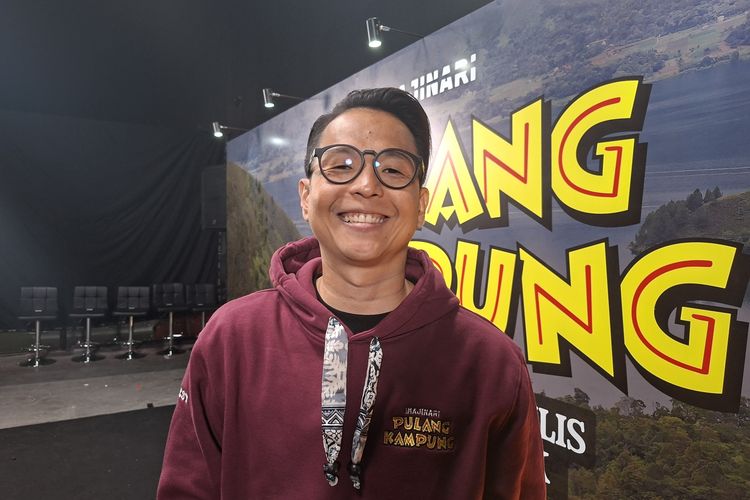 Prihatin Minat Scrolling Tinggi, Ernest Prakasa Giveaway Buku ke Netizen