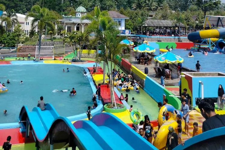 Ilustrasi kolam renang di Tirta Sumber Jaya.