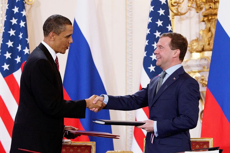 Barack Obama dan Dmitry Medvedev setelah menandatangani perjanjian New START di Praha.