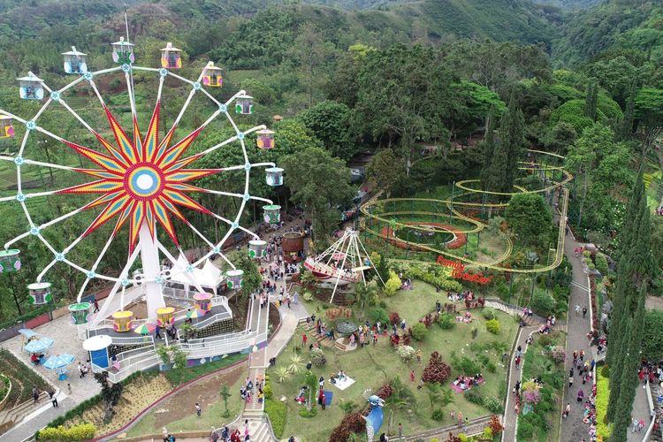 Wahana bianglala di Taman Selecta