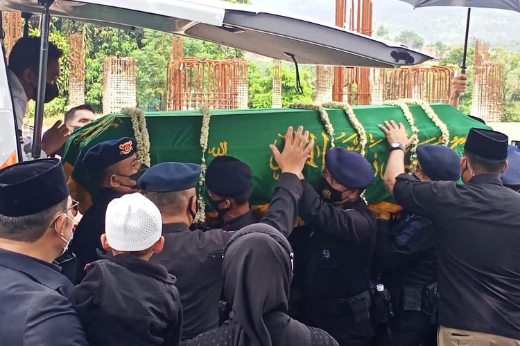 Jenazah Emmeril Kahn Mumtadz (Eril) tiba di lokasi pemakaman, Cimaung, Kabupaten Bandung, Jawa Barat, pada Senin (13/6/2022) pukul 11.00 WIB.