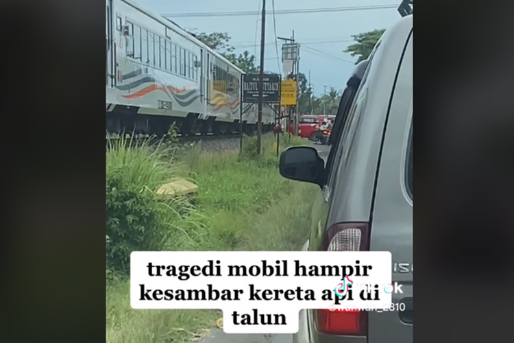 Tangkapan layar unggahan video bernarasi mobil nyaris tersambar Kereta Api (KA) Gajayana di perlintasan tanpa palang pintu.