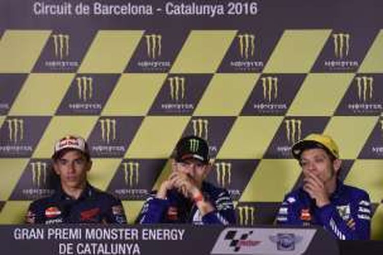 Pebalap MotoGP (kiri-kanan), Marc Marquez (Spanyol/Repsol Honda), Jorge Lorenzo (Spanyol, Movistar Yamaha), dan Valentino Rossi (Italia, Movistar Yamaha), menghadiri konferensi pers jelang GP Catalunya di Sirkuit de Barcelona-Catalunya, Kamis (2/6/2016).