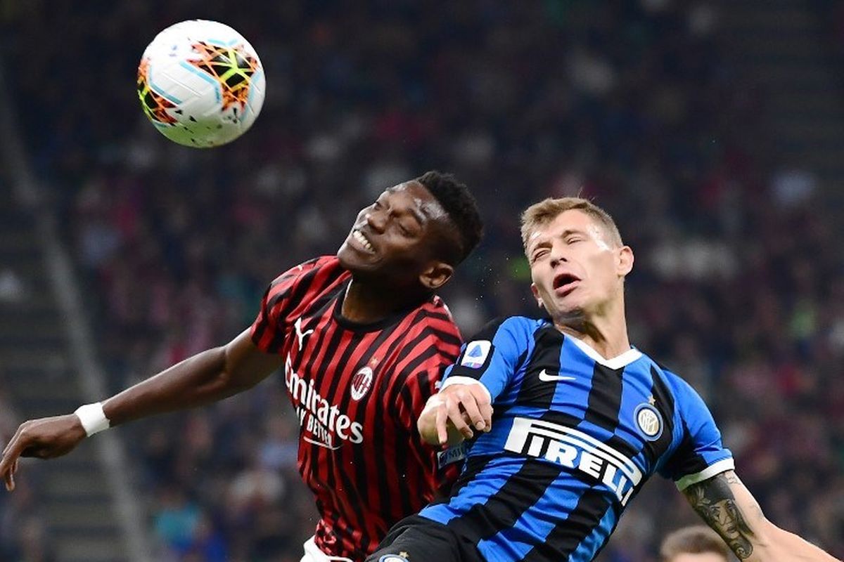 Rafael Leao dan Nicolo Barella berebutan bola di udara pada pertandingan AC Milan vs Inter Milan dalam Derby della Madonnina di San Siro, 21 September 2019. 