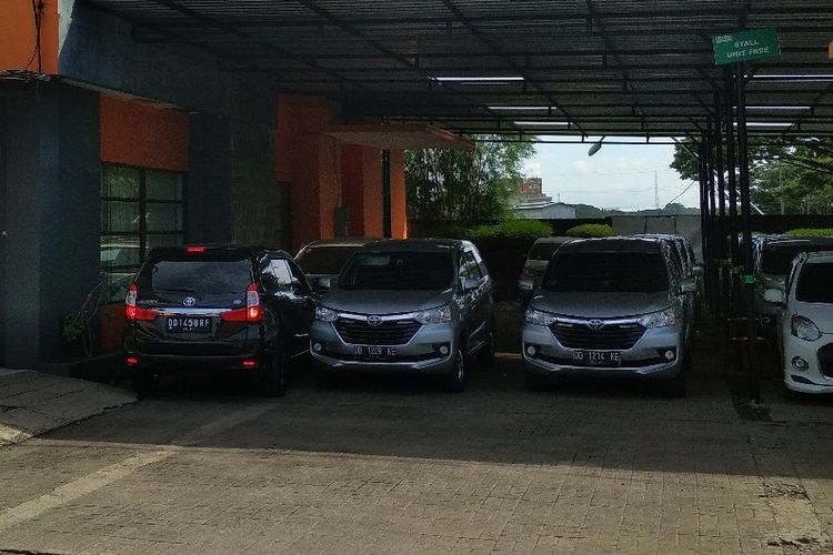 Mobil rental yang diparkir di Kalla Rent di Jalan Dr. Ratulangi Makassar, Sulawesi Selatan. Mobil ini disediakan untuk para pemudik apabil ingin praktis pulang kampung tanpa harus menggunakan jenis angkutan darat. 