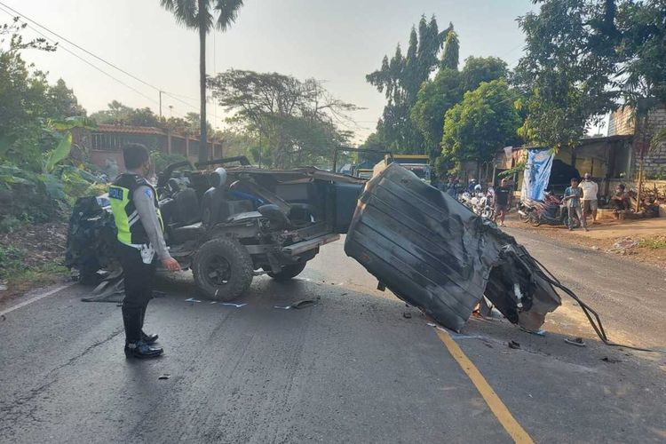 Kondisi mobil Isuzu Panther yang terlibat kecelakaan dan menewaskan 4 orang penumpang di Jalan Raya Tuban-Babat KM 4 Dusun Widengan, Kelurahan Gedongombo, Tuban.