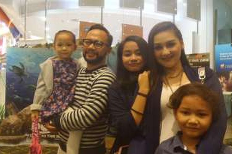 Mona Ratuliu bersama suami dan anak-anaknya menghadiri premire film animasi Disney Pixar yang berjudul Finding Dory, di Kemang Village, Jakarta Selatan, Rabu (15/6/2016).