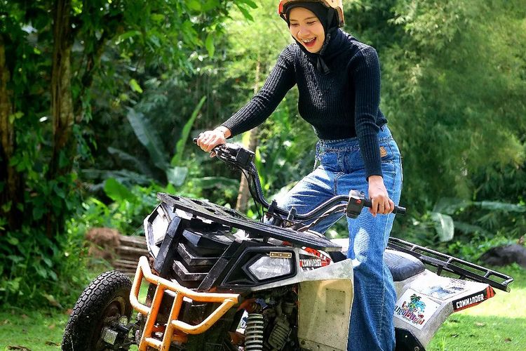 Pengunjung naik ATV di The Ugul-Ugul Kepurun.