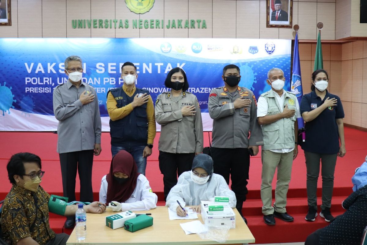 Hadir dalam pembukaan Vaksin Serentak, wakil Rektor Bidang Perencanaan dan Kerjasama UNJ, Dr. Totok Bintoro, M.Pd., Kasubid Kermanbinlat Bidang DVI Pusdokkes Polri, AKBP Aruma Sumaeni, Koordinator Satgas PB-PMII, Panji Sukma Nugraha, Kepala Lembaga, Dekan, dan Direktur Pascasarjana UNJ.