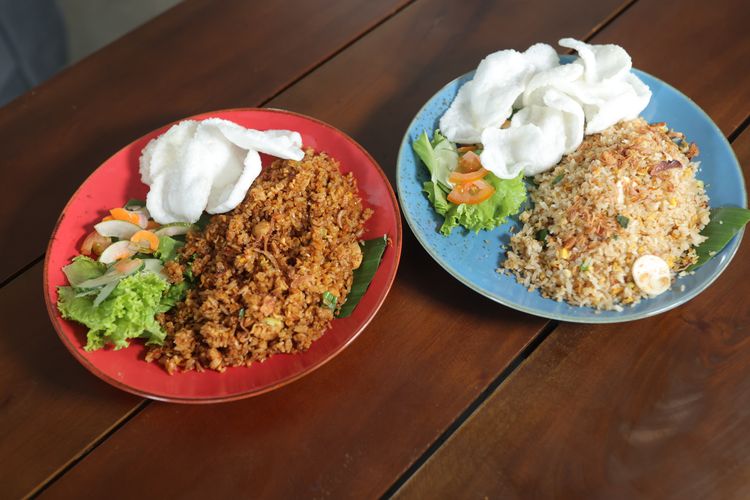 Nasi Goreng Mantra dan Nasi Goreng Seafood di Mantra Bumi Coffee & Space Yogyakarta.