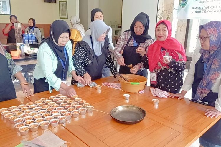 Kegiatan pelatihan pembuatan roti yang difasilitasi oleh Dinas Ketenagakerjaan (Disnaker) Kota Batu beberapa waktu lalu di salah satu hotel di Kota Batu. 