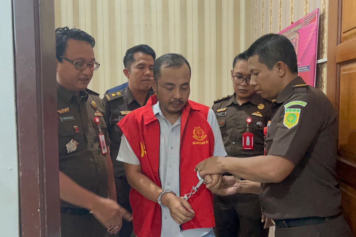 Kepala Desa Ngepung, Kecamatan Patianrowo, Kabupaten Nganjuk, Hendra Wahyu Saputra, saat ditahan Kejari Nganjuk, Kamis (5/6/2025)