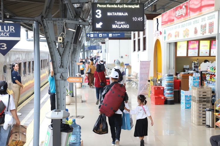 Ilustrasi penumpang kereta api di stasiun kereta.