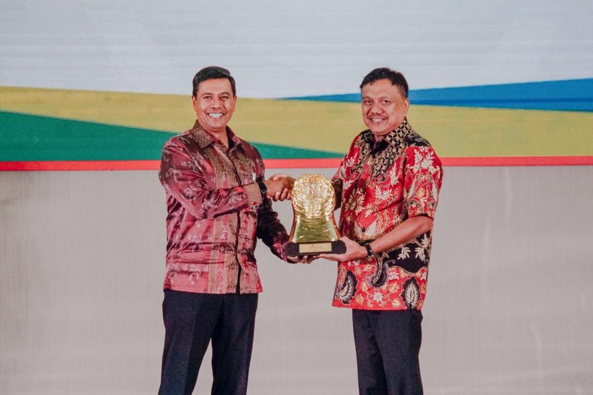 Direktur Utama (Dirut) BPJamsostek Anggoro Eko Cahyo menyerahkan penghargaan Paritrana Award kepada Gubernur Sulut Olly Dondokambey di sela-sela kegiatan Monitoring Evaluasi Instruksi Presiden (Inpres) Nomor 2 Tahun 2021 tentang Optimalisasi Pelaksanaan Program BPJamsostek di Aula Mapalus, Kantor Gubernur Sulut, Kamis (23/2/2023).
