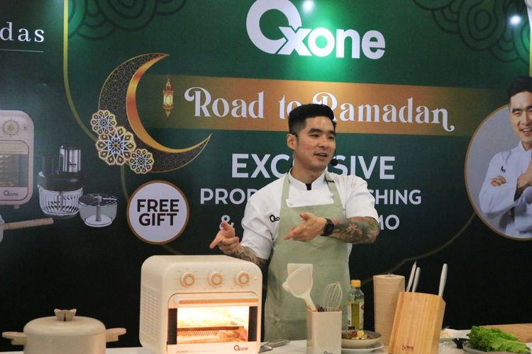 Chef Martin Praja melakukan demo memasak menggunakan produk masak dari Oxone yang baru diluncurkan bersama Electronic City di Hall Utama Electronic City, SCBD, Jakarta Selatan, Kamis (7/3/2024). 
