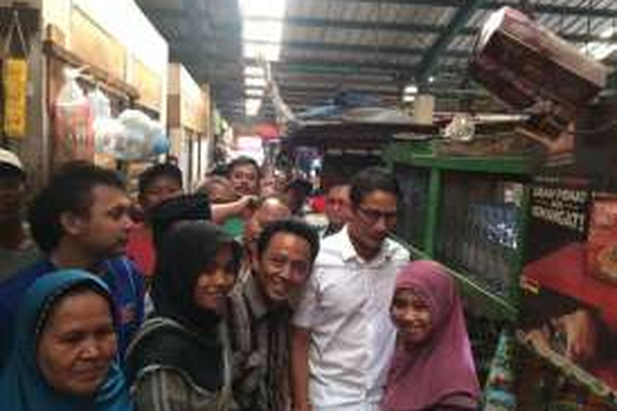 Bakal calon wakil gubernur DKI Sandiaga Uno mendatangi pedagang Pasar Cakung, Jakarta Timur, Kamis (20/10/2016)