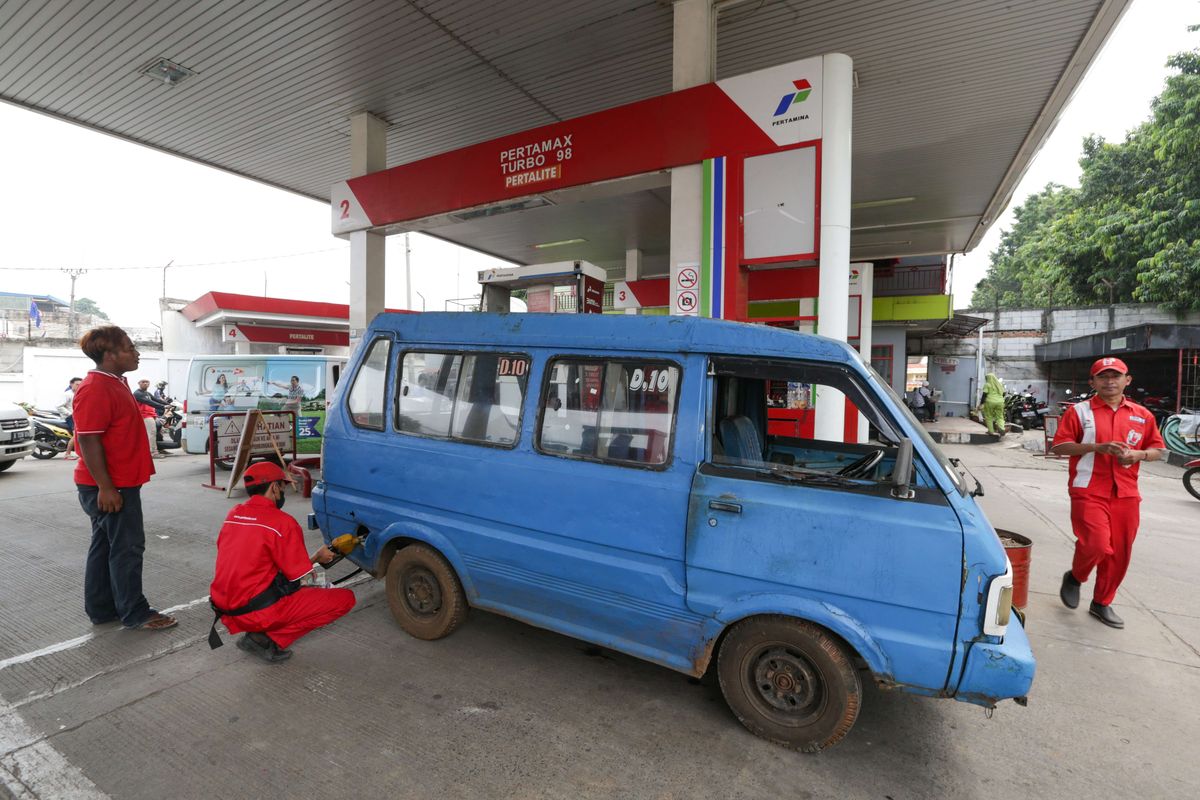 Angkutan Kota D10 mengisi bahan bakar minyak (BBM) subsidi Pertalite di SPBU di Depok, Senin (5/9/2022). Organda memastikan adanya kenaikan tarif angkutan umum imbas dari kenaikan BBM subsidi jenis Pertalite dan Solar.