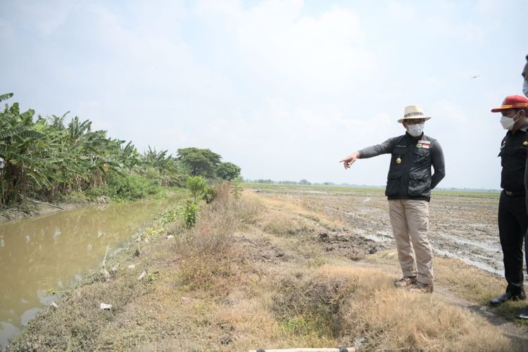 Gubernur Jawa Barat Ridwan Kamil saat meninjau kualitas air di sungai kawasan Bekasi, pekan lalu. 
