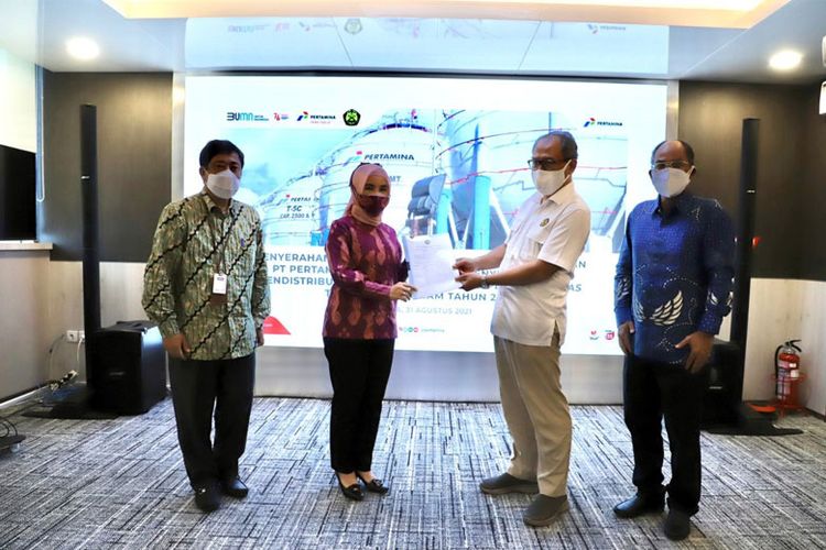 Dirjen Migas Kementerian ESDM Tutuka Ariadi menyerahkan penugasan BBM dan LPG kepada Direktur Utama PT Pertamina (Persero) Nicke Widyawati dan Direktur Utama PT Pertamina Patra Niaga, Selasa (31/8/2021).