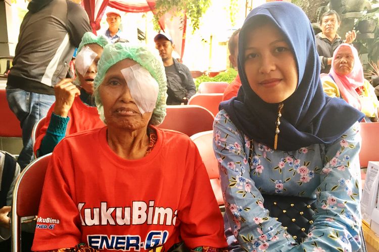 Wagiyem (70) usai menjalani operasi katarak gratis di Rumah Sakit Puri Husada, Daerah Istimewa (DIY) Yogyakarta, Minggu (7/4/2019).