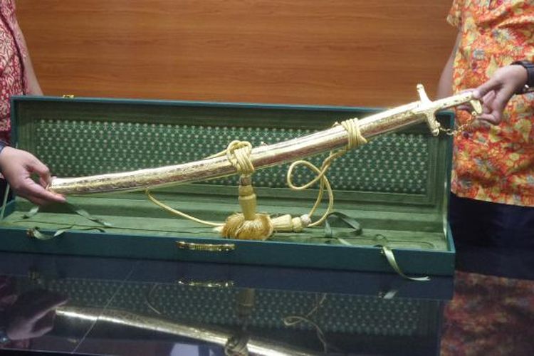 Pedang pemberian Kerajaan Arab Saudi diserahkan oleh Polri kepada Direktorat Gratifikasi KPK di Gedung KPK Jakarta, Selasa (7/3/2017).