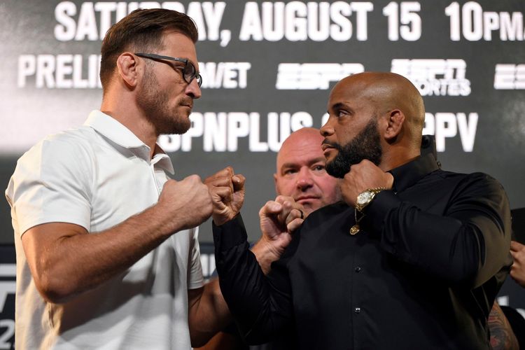 Stipe Miocic (kiri) dan Daniel Cormier (kanan) saling berhadapan saat mengikuti sesi konfrensi pers menjelang UFC 252 di Las Vegas, Amerika Serikat. UFC 252 akan berlangsung di UFC Apex, Minggu 16 Agustus 2020.