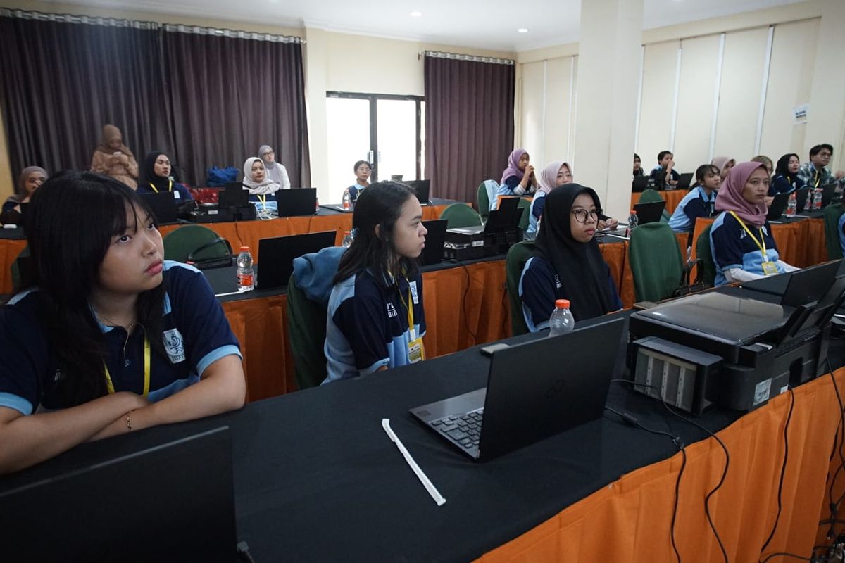 Para buruh pabrik rokok mengikuti pelatihan kerja administrasi perkantoran yang digelar Pemkot Malang melalui Dinas Tenaga Kerja, Penanaman Modal, dan Pelayanan Terpadu Satu Pintu (Disnaker-PMPTSP) di Hotel Pelangi, Kota Malang, Senin (22/9/2025).