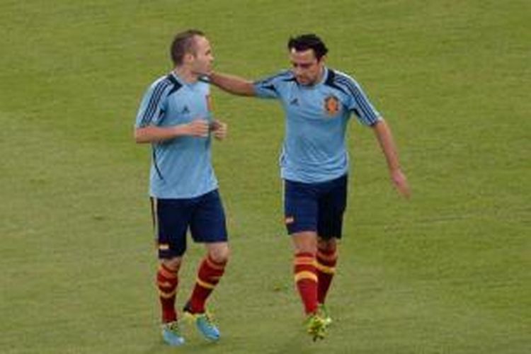 Gelandang Spanyol, Andres Iniesta (kiri) dan Xavi Hernandez.