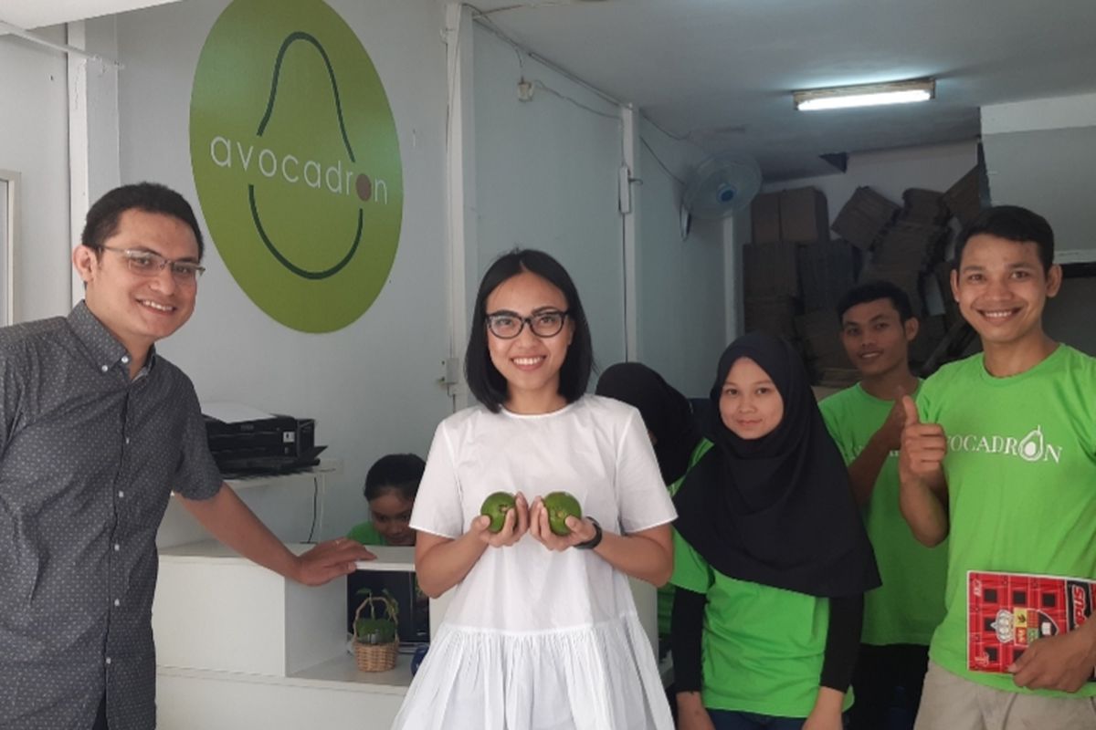 Karlina bersama suami Syahron dan para pegawai toko berjualan alpukat Avocadron di kios B23, Apartemen Menara Latumenten, Jelambar, Jakarta Barat, Kamis (12/9/2019) 