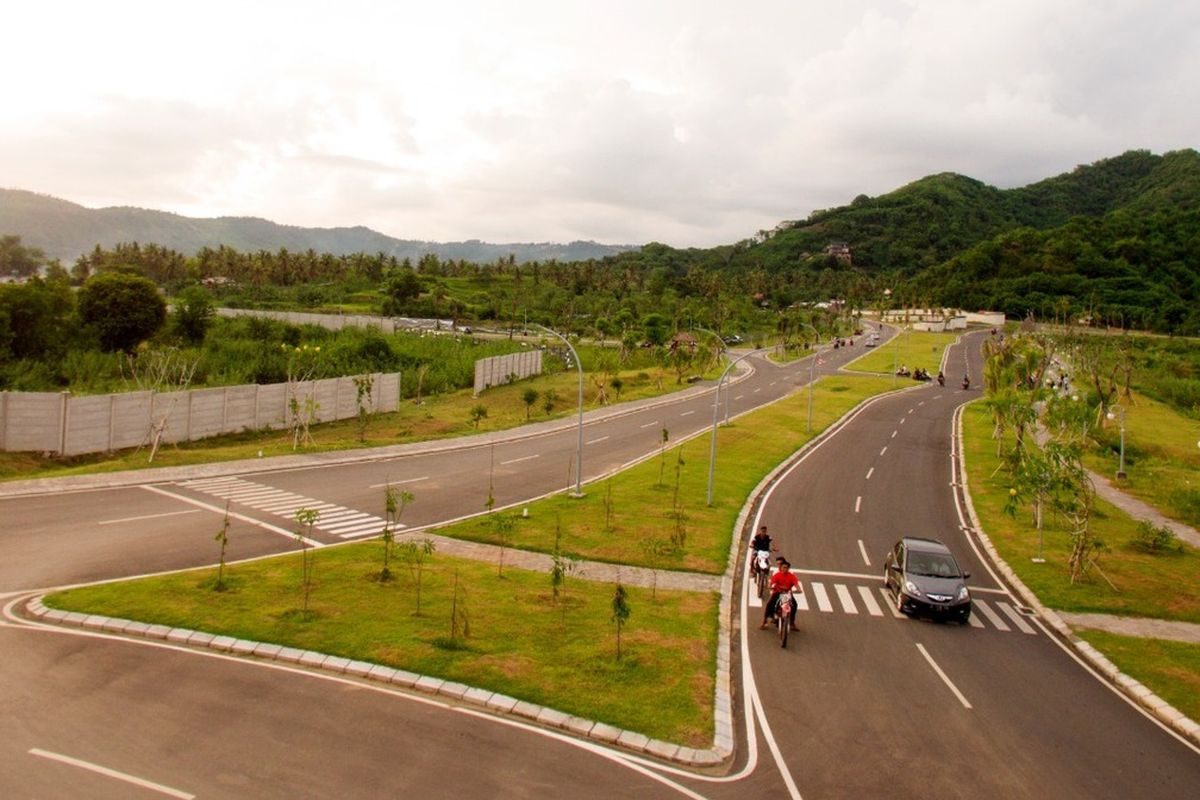 Kawasan Ekonomi Khusus (KEK) Mandalika, Kuta Lombok, NTB merupakan kawasan cantik dan diincar para investor,  kawasan Kuta Mandalika yang memiliki kawasan pantai yang menawan dengan pasir putih yang mempesona. Sirkuit MotoGP tengah di bangun di kawasan ini.