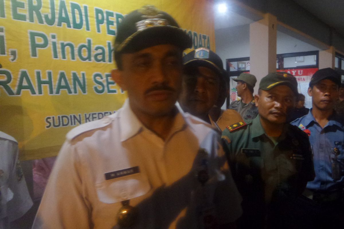 Wakil Wali Kota Jakarta Timur M Anwar saat melakukan operasi bina kependudukan di Jakarta Timur