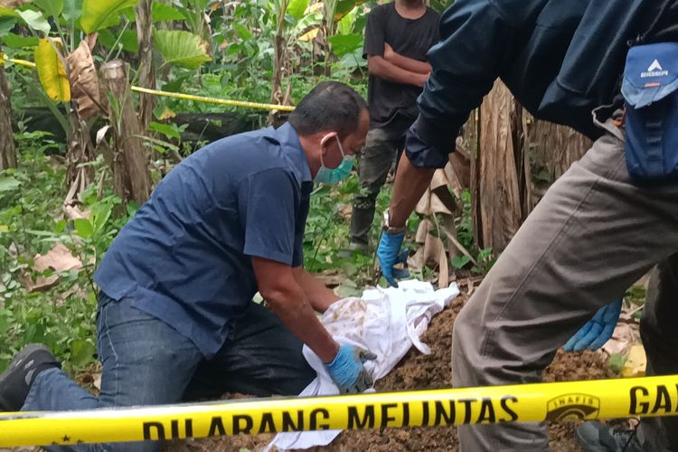Kanit Indonesia Automatic Fingerprint Identification System (Inafis) Sstreskrim Polresta Jambi Iptu Syahril berhasil mengangkat bayi yang dimakamkan di kebun pisang, Simpang Rimbo,Alam Barajo, Kota Jambi, Jumat (24/10/2025) sore.