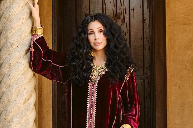 Penyanyi Cher masih terlihat bugar di usia 77 tahun