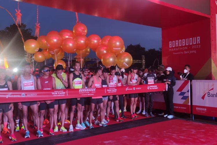 Para pelari Tilik Candi Borobudur Marathon 2022 sedang bersiap melakukan start. Tilik Candi Borobudur Marathon 2022 digelar pada Minggu (13/11/2022) di Taman Lumbini, Candi Borobudur, Magelang, Jawa Tengah.