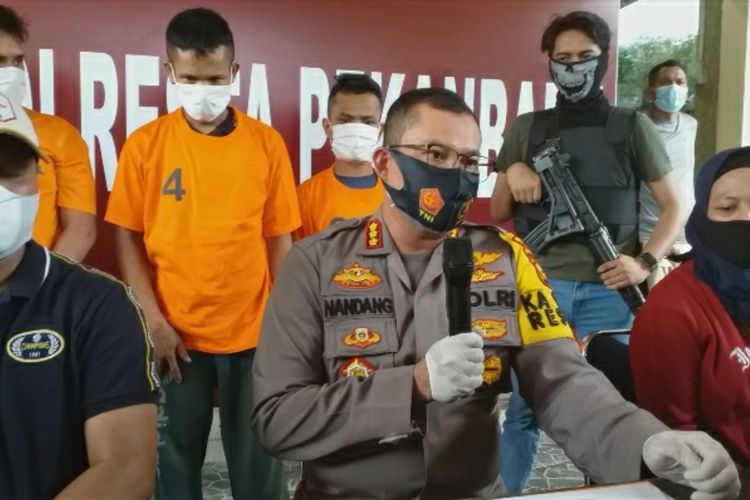 Kapolresta Pekanbaru Kombes Pol Nandang Mumin Wijaya saat mengadakan konferensi pers penangkapan tiga orang tersangka pengedar sabu di Jalan Pangeran Hidayat, Kecamatan Pekanbaru Kota, Kota Pekanbaru, Riau, Jumat (6/11/2020).