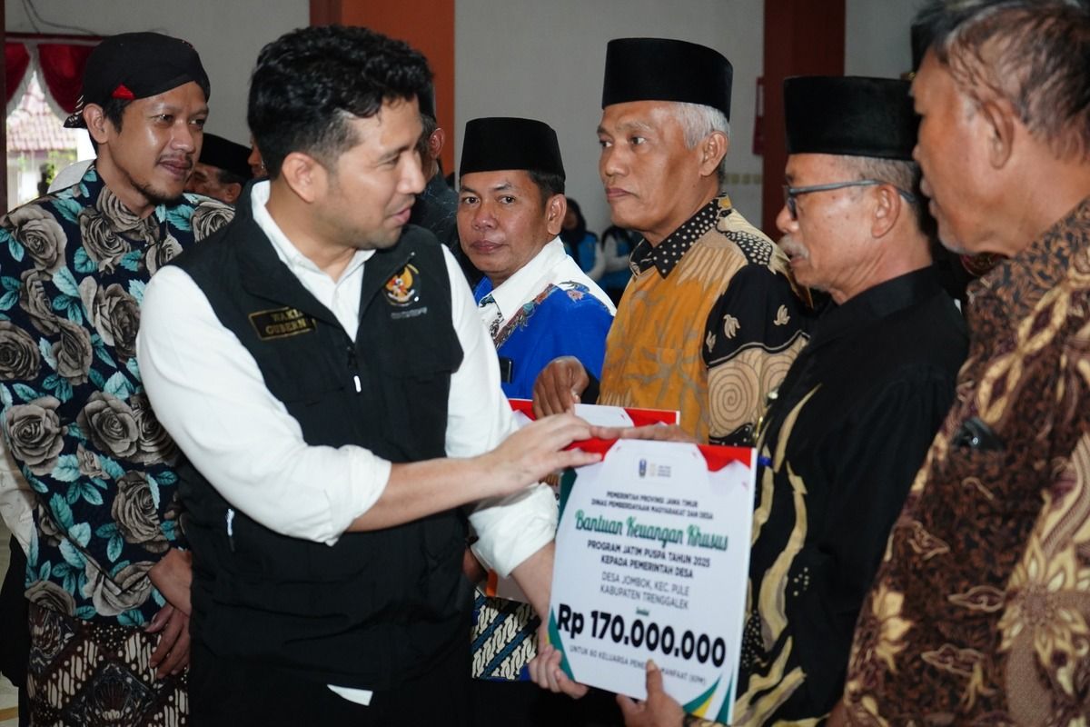#---Wagub Jatim Emil Elestianto Dardak menyalurkan bantuan sosial di Kabupaten Trenggalek Jawa Timur, Rabu (27/08/2025)---#