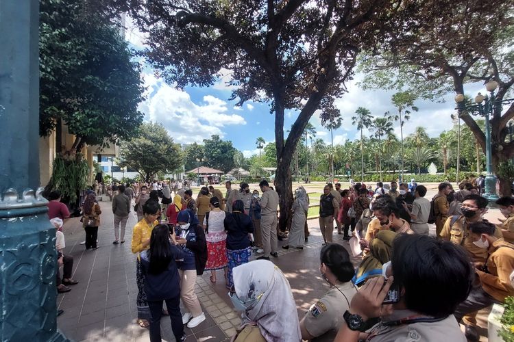 Para pegawai negeri sipil (PNS) yang bekerja di Gedung Blok G Balai Kota DKI Jakarta, Jakarta Pusat, berkumpul di lapangan terbuka yang terletak di area tersebut, Senin (21/11/2022) siang, usai gempa terjadi.