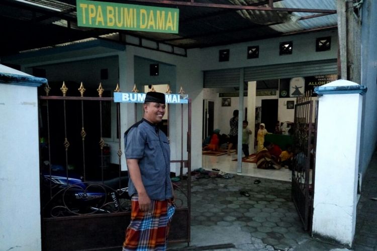 Brigadir Nur Ali Suwandi saat berada di depan rumah yang menjadi tempat anak-anaknya tinggal dan belajar.