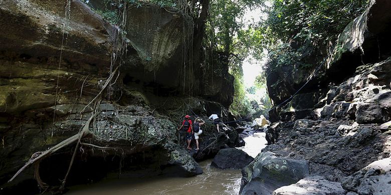 Bagian terdalam dari sungai di Hidden Canyon Beji Guwang, Gianyar, Bali, dilewati dengan berpegangan tali. 