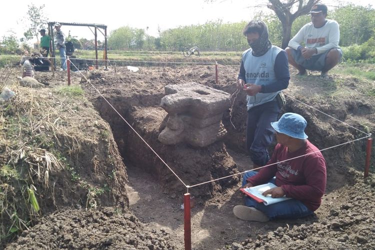 Proses ekskavasi yang dilakukan di posisi penemuan yoni, yang terletak di Desa Cangkring, Kecamatan Bluluk, Lamongan.