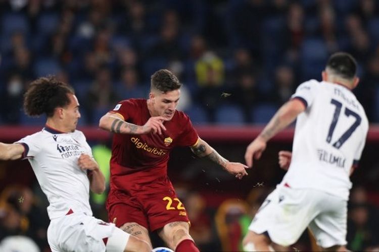 Nicolo Zaniolo dari AS Roma dihadang Arthur Theate dari Bologna selama pertandingan Roma vs Bologna FC di Stadio Olimpico, 1 Mei 2022 di Roma, Italia.