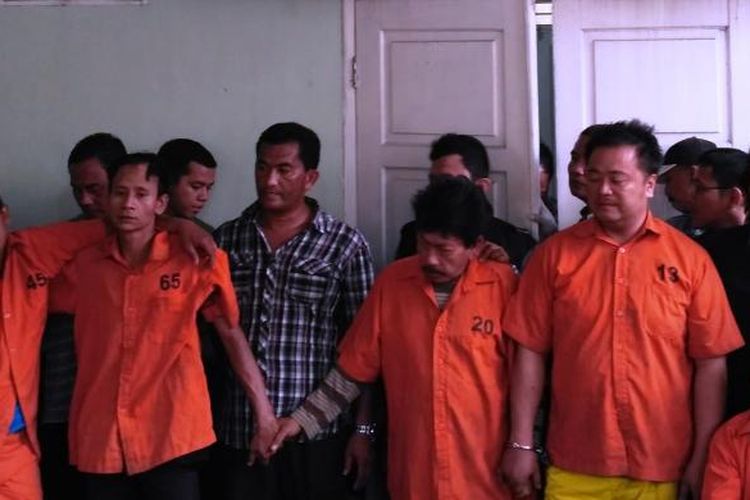 Lima dari tujuh pembunuh bayaran yang disewa untuk membunuh Kuna, pemilik toko senjata di Medan, Senin (23/1/2017)