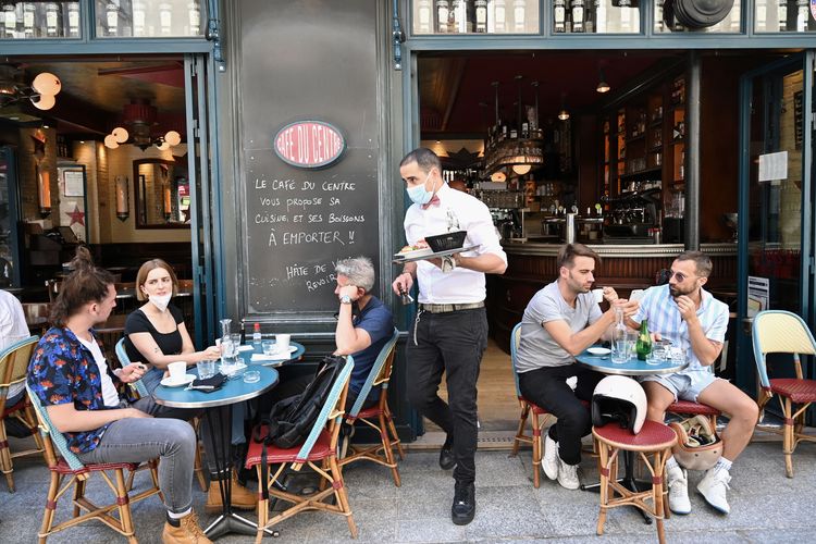Orang makan dan minum di teras restoran cafe Le Compat di Paris, Perancis, 2 Juni 2020. Cafe dan restoran kembali buka setelah Perancis melonggarkan kebijakan lockdown di negara tersebut.