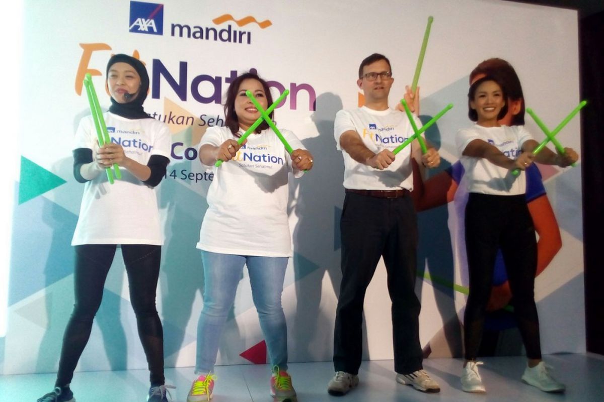Berpose dari kiri ke kanan Tari Wirties (instruktur pound fit Sana Studio), Tisye Diah Retnojati (Direktur AXA Mandiri Financial Indonesia), Jean-Philippe Vandenschrick (Presiden Direktur AXA Mandiri Financial Service), dan Melanie Putria (fit icon dan Puteri Indonesia 2002) pada peluncuran AXA Mandiri Fit Nation di Jakarta, Kamis (14/9/2017).