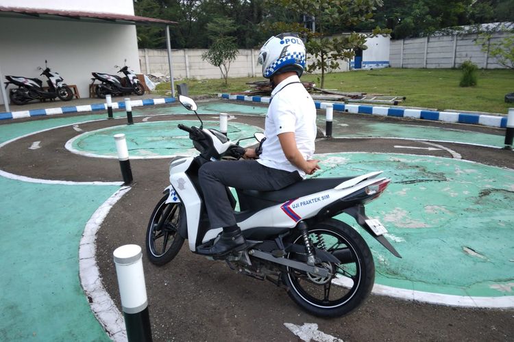 Ujian praktek SIM C angka delapan di Polres Metro Bekasi 