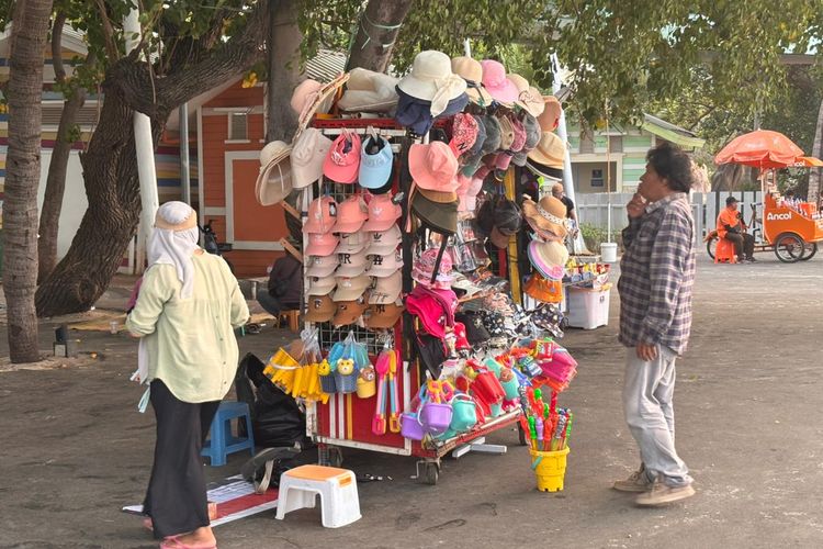  Dalam upaya meningkatkan kenyamanan pengunjung dan mendukung Jakarta sebagai kota global, PT Pembangunan Jaya Ancol Tbk (Ancol) terus menjalankan program penataan para pedagang di kawasan pantai Ancol.