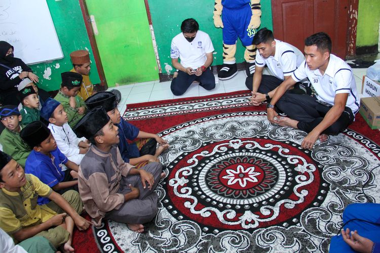 Pemain Persib Erwin Ramdani dan Fitrul Dwi Rustapa hadir di program Sauyunan di Panti Asuhan Bani Salam Jl. Terusan Buah Batu, Selasa (6/9/2022). Sauyunan kali ini dalam rangka HUT PT Persib Bandung Bermartabat (PBB) ke-13.