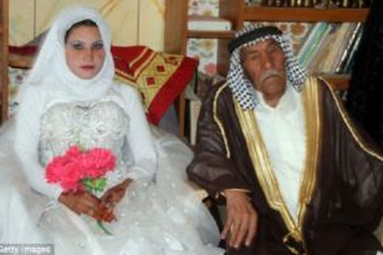 Petani Irak, Musali Mohammed al-Mujamaje (92) menikahi Muna Mukhlif al-Juburi (22) di Samarra, Irak, Kamis (4/7/2013). Hari pernikahannya bersamaan dengan pernikahan dua cucunya yang masih belia.