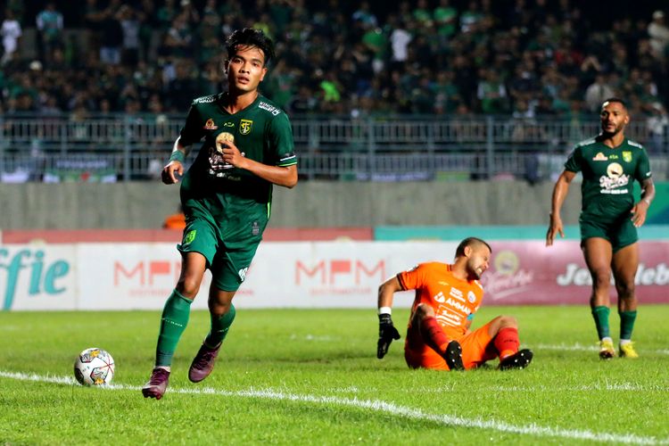 Pemain Persebaya Surabaya Brylian Aldama usai mmbahayakan gawang  Persija Jakarta saat pertandingan pekan ke-32 Liga 1 2022-2023 yang berakhir dengan skor 0-1 di Stadion Gelora Joko Samudro Gresik, Rabu (5/4/2023) malam.