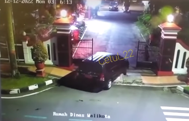 Tangkapan layar unggahan video rekaman kamera pengawas atau CCTV yang menunjukkan detik-detik mobil hitam berpelat merah diduga milik kawanan perampok rumah dinas Wali Kota Blitar.